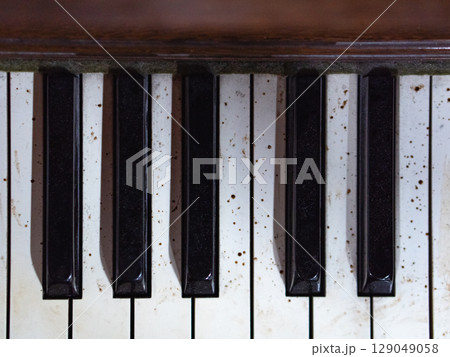 古いオルガン 古いオルガン 129049058