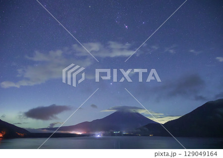 満天の星と本栖湖に映る逆さ紅のシルエット 129049164