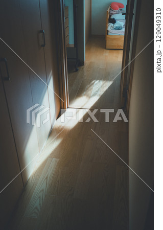 窓からの日差しが床に落ちる家庭 129049310