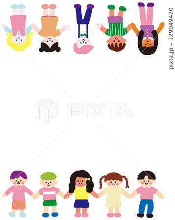 世界の子供達が手を繋いだかわいい縦型フレーム 129049420