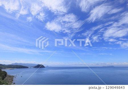 三豊市荘内半島の紫雲出山登山口付近の海沿いから眺める荘内半島西側の海岸と燧灘に浮かぶ伊吹島 129049843