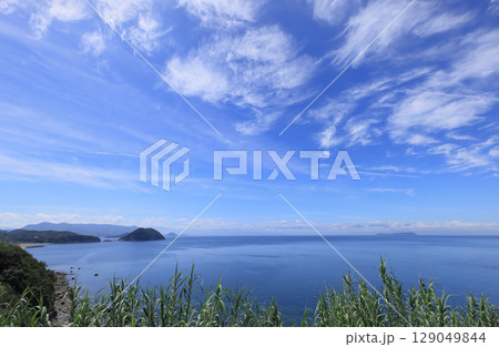 三豊市荘内半島の紫雲出山登山口付近の海沿いから眺める荘内半島西側の海岸と燧灘に浮かぶ伊吹島 129049844