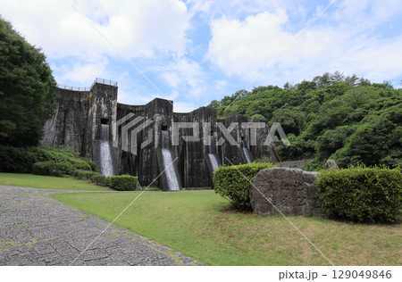 香川県観音寺市大野原町田野々、国重文「豊稔池堰堤」下の豊稔池遊水公園とそこから見上げる堰堤 香川県観音寺市大野原町田野々、国重文「豊稔池堰堤」下の豊稔池遊水公園とそこから見上げる堰堤 129049846
