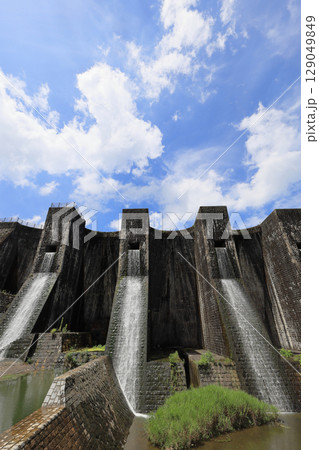 香川県観音寺市大野原町田野々、国重文「豊稔池堰堤」 129049849