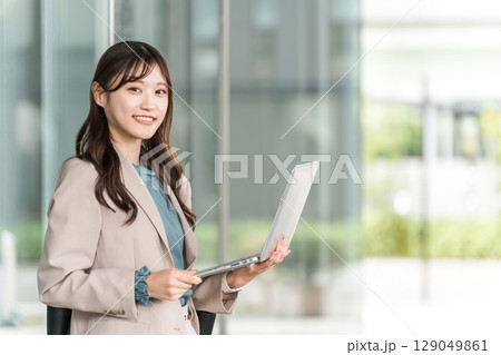 ノートパソコンを持つ若いアジア人ビジネスウーマン(投資,金融,副業,投資信託) ノートパソコンを持つ若いアジア人ビジネスウーマン(投資,金融,副業,投資信託) 129049861