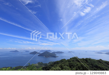 三豊市荘内半島の紫雲出山から眺める瀬戸内海、備讃瀬戸の塩飽諸島の島々(手前が粟島) 三豊市荘内半島の紫雲出山から眺める瀬戸内海、備讃瀬戸の塩飽諸島の島々(手前が粟島) 129049863