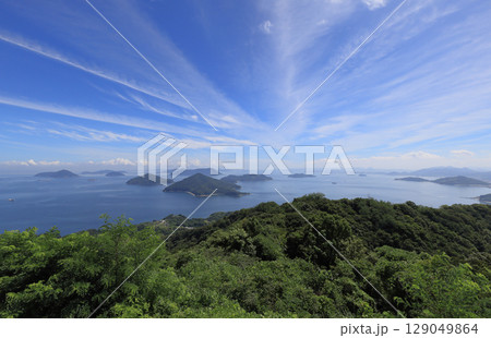 三豊市荘内半島の紫雲出山から眺める瀬戸内海、備讃瀬戸の塩飽諸島の島々(手前が粟島) 三豊市荘内半島の紫雲出山から眺める瀬戸内海、備讃瀬戸の塩飽諸島の島々(手前が粟島) 129049864