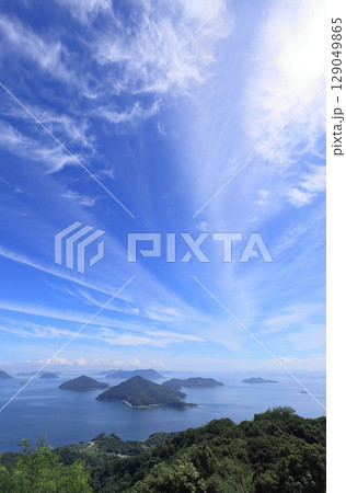 三豊市荘内半島の紫雲出山から眺める瀬戸内海、備讃瀬戸の塩飽諸島の島々（手前が粟島） 129049865