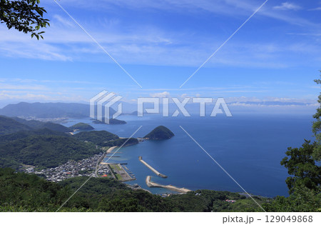 三豊市荘内半島の紫雲出山から眺める荘内半島西側と七宝山、燧灘、伊予の山々 129049868