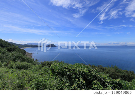 三豊市荘内半島の紫雲出山登山口付近の海沿いから眺める荘内半島西側の海岸と燧灘に浮かぶ伊吹島 129049869
