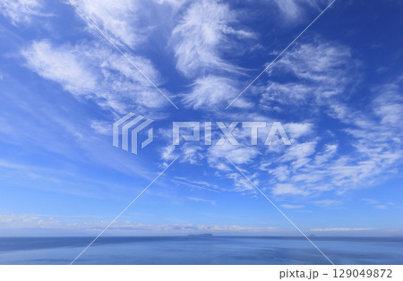 三豊市荘内半島の紫雲出山から眺める、燧灘に浮かぶ〝いりこの島”伊吹島 三豊市荘内半島の紫雲出山から眺める、燧灘に浮かぶ〝いりこの島”伊吹島 129049872