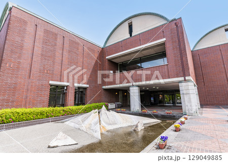 山梨県甲府市　快晴の山梨県立文学館 129049885