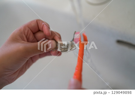 矯正装置(拡大床)を歯ブラシで磨く子供 129049898