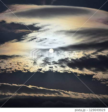 朝日が幻想的な雲間から顔を出しています。 朝日が幻想的な雲間から顔を出しています。 129049929