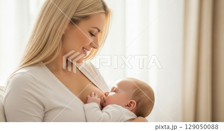 赤ちゃんに授乳する金髪の女性 赤ちゃんに授乳する金髪の女性 129050088