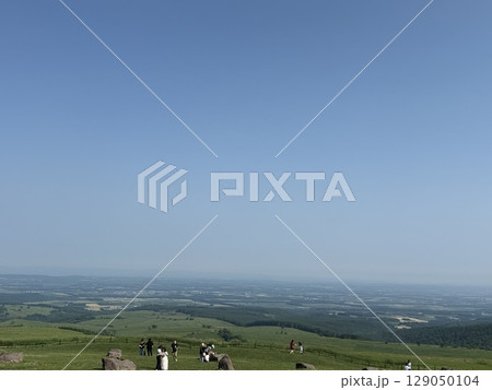 空と大地が出会う場所、遥か遠くを見渡す丘の風景 129050104