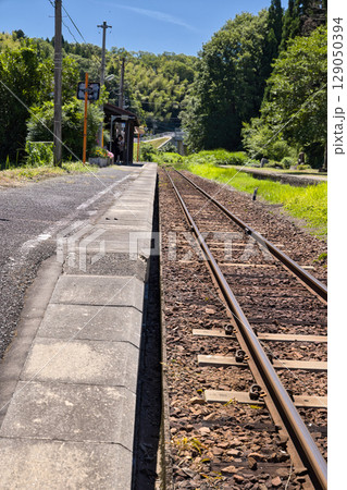 〈島根県〉出雲八代駅　下り方面の線路 129050394