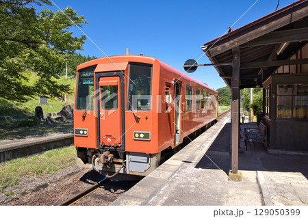 〈島根県〉奥出雲町　出雲八代駅に停車するキハ120系 129050399