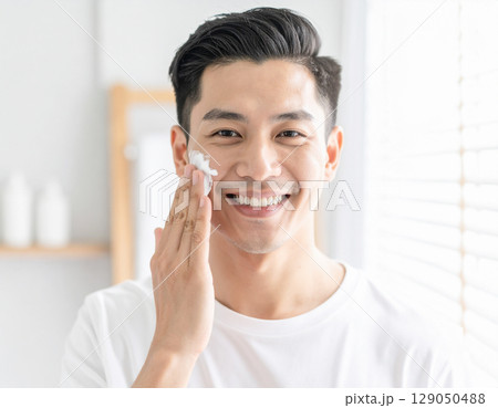 泡洗顔する若い日本人の男性　AI生成画像 129050488