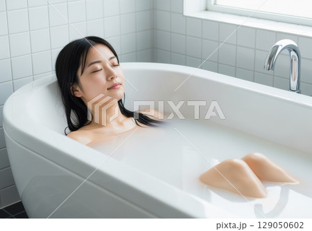 お風呂でリラックスする女性 バスタイム 129050602