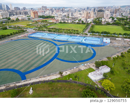 台中中央公園のスポーツコートと都市景観の空撮 台中中央公園のスポーツコートと都市景観の空撮 129050755