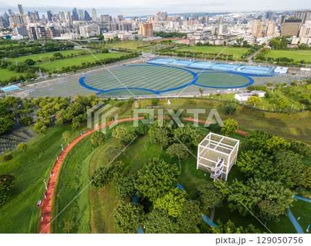 台中中央公園のスポーツコートと都市景観の空撮 129050756