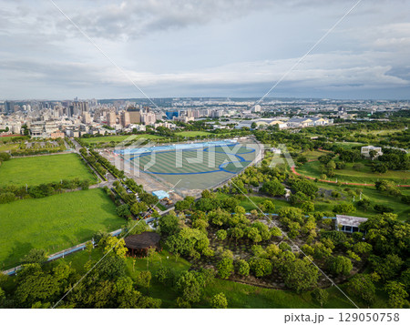 台中中央公園のスポーツコートと都市景観の空撮 129050758