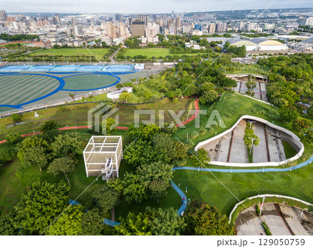 台湾 台中中央公園の空撮、元飛行場跡地に広がる広大な緑地 台湾 台中中央公園の空撮、元飛行場跡地に広がる広大な緑地 129050759