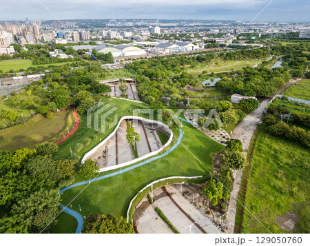 台湾 台中中央公園の空撮、元飛行場跡地に広がる広大な緑地 129050760