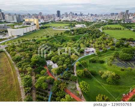 台湾 台中中央公園の空撮、元飛行場跡地に広がる広大な緑地 台湾 台中中央公園の空撮、元飛行場跡地に広がる広大な緑地 129050763