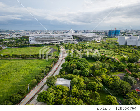 台湾 台中中央公園の空撮、元飛行場跡地に広がる広大な緑地 129050764