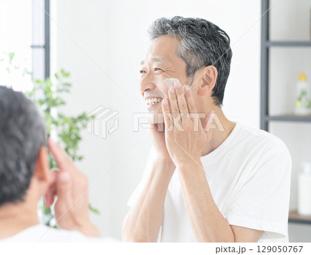 頬にクリームを塗るシニア日本人男性　AI生成画像 129050767