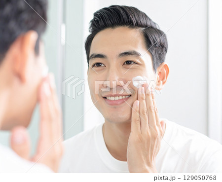 頬にクリームを塗る若い日本人の男性　AI生成画像 129050768