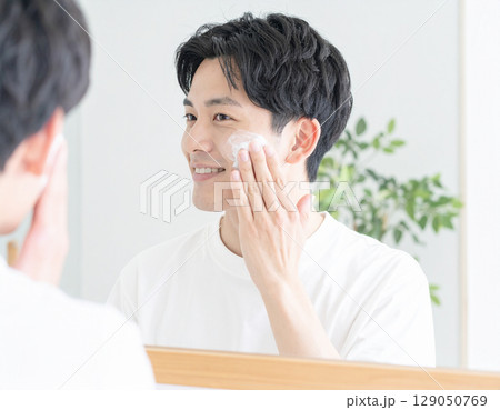 洗顔する若い日本人の男性　AI生成画像 129050769