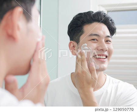 洗顔する若い日本人の男性　AI生成画像 129050770