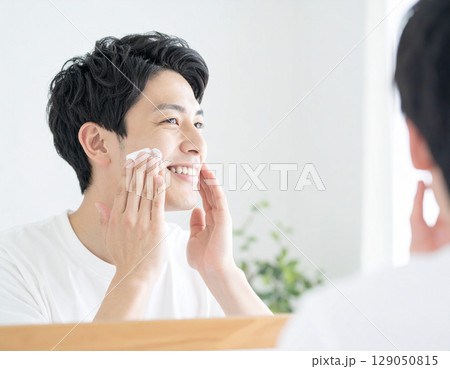 洗顔する若い日本人男性　AI生成画像 129050815