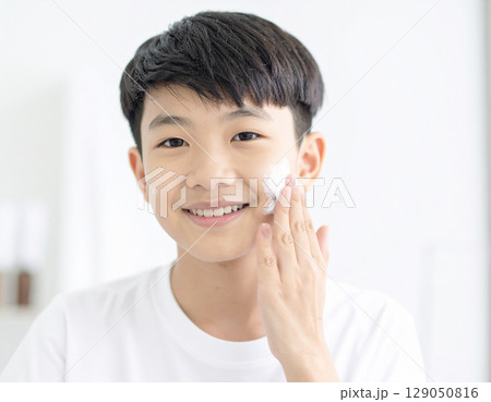 泡洗顔する若い日本人の男の子　AI生成画像 129050816