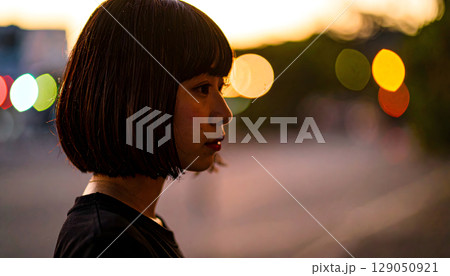 横を向いて真剣な表情をした若い女性 129050921