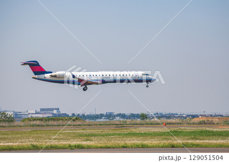降り立つ旅客機 129051504