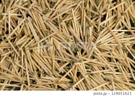 wooden matches scattered in a large pile, scattered wooden matches without matchboxes on the table, close up wooden matches scattered in a large pile, scattered wooden matches without matchboxes on the table, close up 129051621