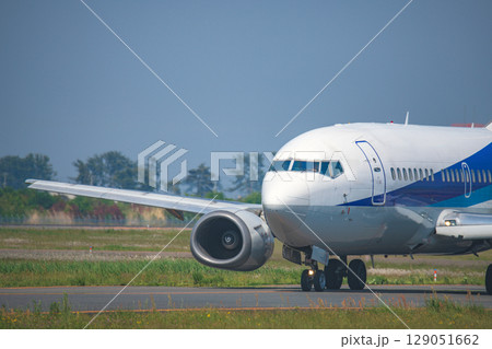 エプロンを移動する旅客機 エプロンを移動する旅客機 129051662
