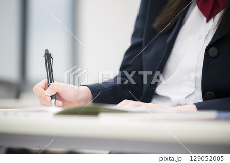 学校や塾の授業中に勉強する女子高校生 ブレザーを着ている春秋冬手元のクローズアップ顔無し 学校や塾の授業中に勉強する女子高校生 ブレザーを着ている春秋冬手元のクローズアップ顔無し 129052005