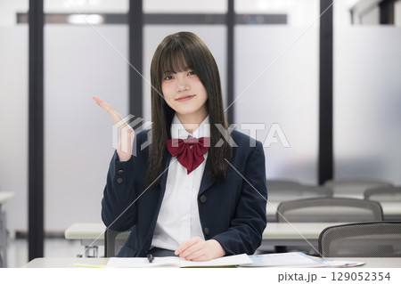 学校や塾でブレザーを着た女子高校生 カメラ目線　オススメのポーズ　合格や成績アップのイメージ 129052354