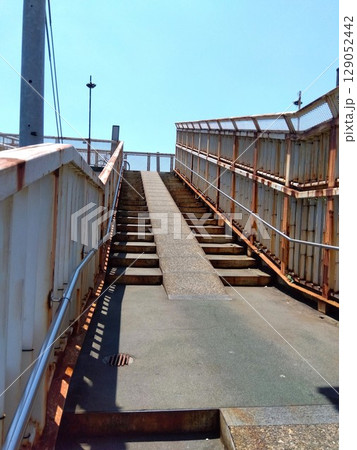 常磐線の錆びた階段のある夏の跨線橋風景 常磐線の錆びた階段のある夏の跨線橋風景 129052442