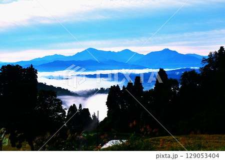 越後里山からの越後三山雲海の夜明け 越後里山からの越後三山雲海の夜明け 129053404