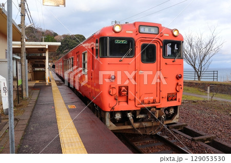 鎧駅に停車中の山陰本線 非電化区間用車両(キハ40) 鎧駅に停車中の山陰本線 非電化区間用車両(キハ40) 129053530