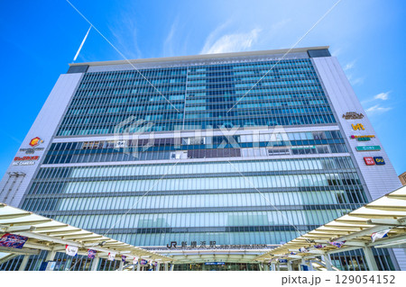 日本の横浜都市景観 インバウンド…(賑わう)新横浜駅や飛行機雲、太陽などを望む。新時代へ 129054152