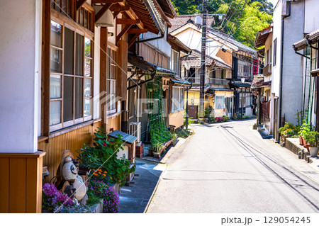 【世界遺産 石見銀山遺跡とその文化的景観】【重伝建】温泉津　初夏の温泉街の風景7　島根県大田市 129054245