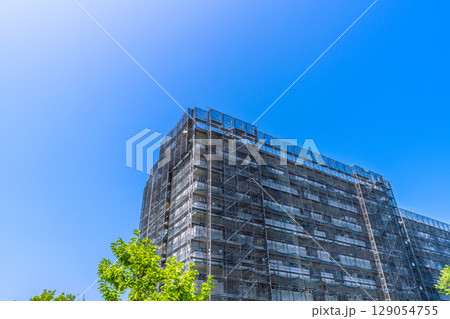 日本の横浜都市景観 7月9日…夏空・マンションの補修や点検等、足場や防護ネットなどを望む 129054755
