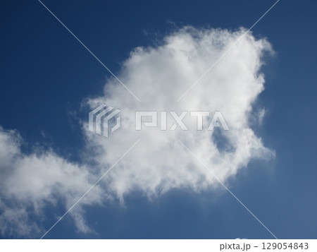 青空に浮かぶ白い雲 129054843